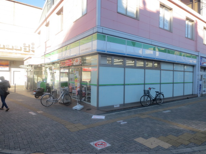 コンビニ　ファミリーマート（コンビニ）まで608m
