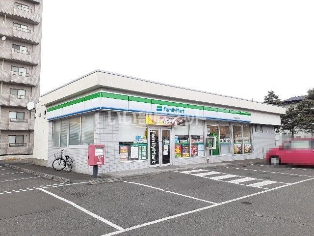 コンビニ　ファミリーマート苫小牧若草町店（コンビニ）まで291m