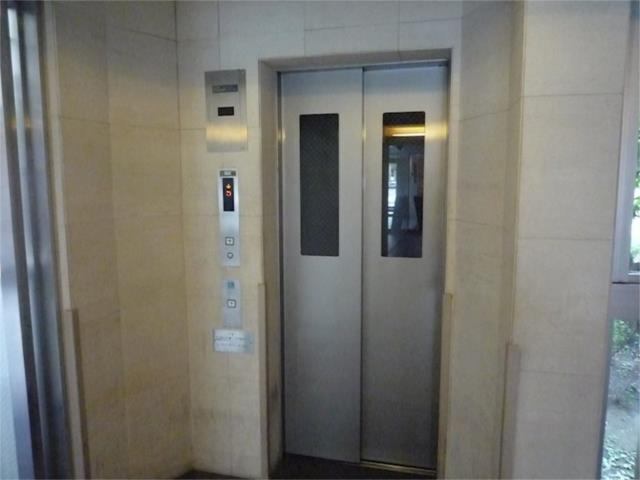 ロビー　２面採光です