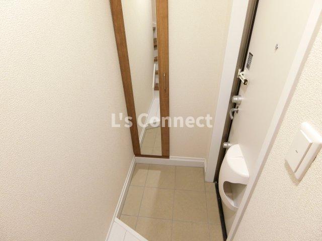 玄関　背の高い下駄箱で靴も収納できます。