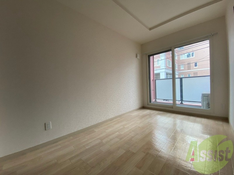 その他部屋・スペース　寝室はこちらです。光が差し込む、温かみのあるお部屋です。