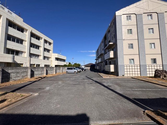 駐車場　アクセスしやすく夜間照明付きの駐車場