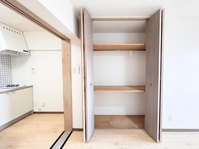 収納　大型収納付きで衣類や荷物もスッキリ収集