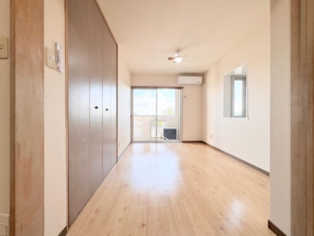 居室・リビング　高い高い天井高に空気循環ファン付き照明を装備した居室