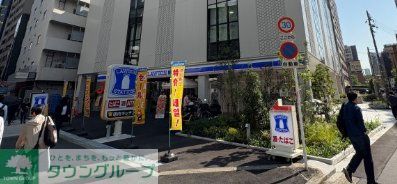コンビニ　ローソン靱本町三丁目店（コンビニ）まで70m