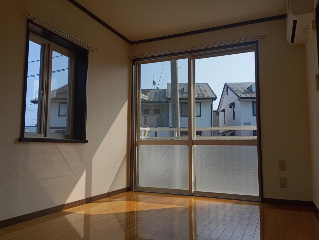 居室・リビング　出窓もあり明るいリビングです！