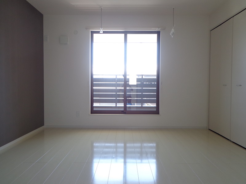 その他部屋・スペース　南側洋室、室内物干し、収納あり♪