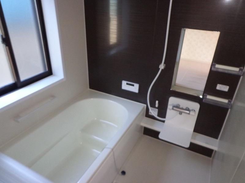 バス・シャワールーム　１坪タイプの広々お風呂♪窓があり換気できます♪