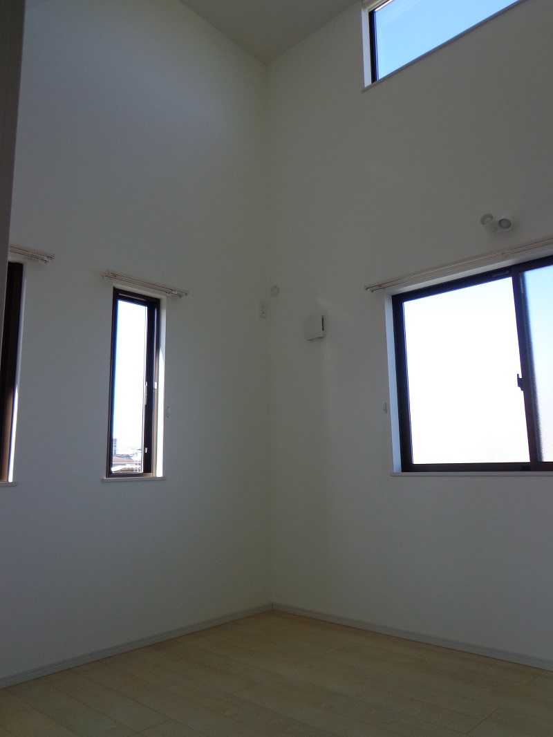 その他　北側洋室は天井が高いです！子供さんに人気♪