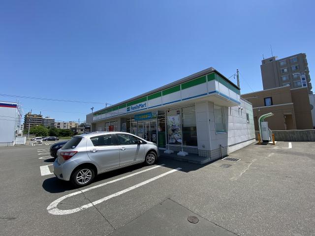 コンビニ　ファミリーマート（コンビニ）まで381m