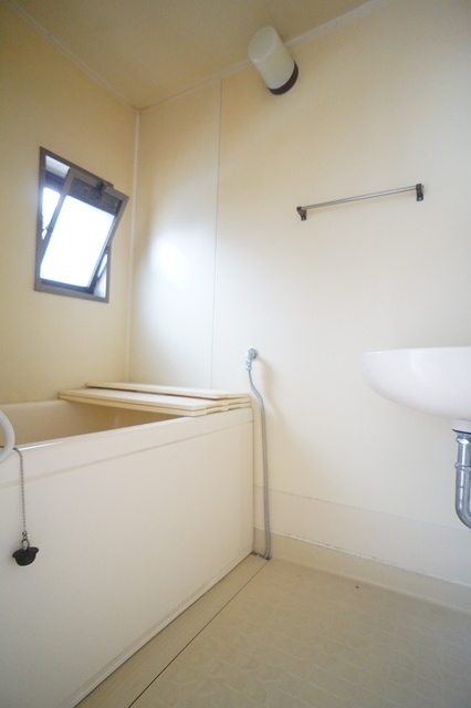 バス・シャワールーム　窓付きのバスルーム♪換気もできて気持ちいいですね♪