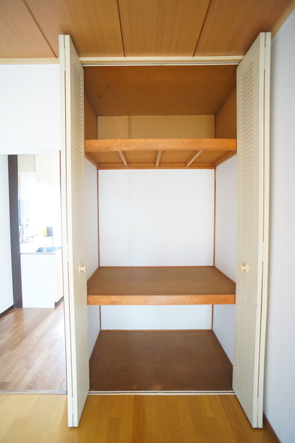 収納　収納ボックスを置いたり、工夫しながら衣類を収納できます♪