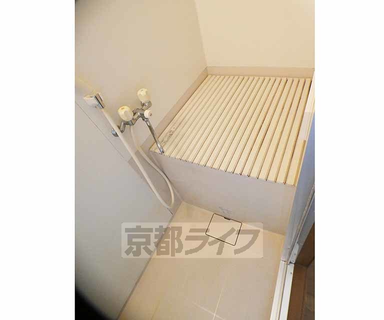 バス・シャワールーム　清潔感のあるバスルームです。