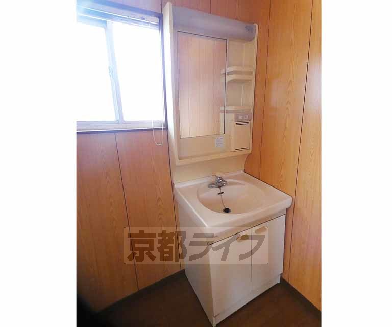 洗面設備　清潔感のあるト洗面所です。