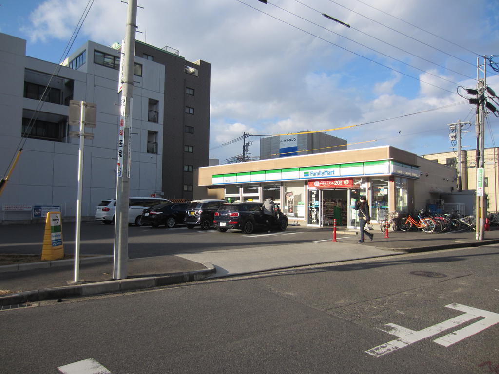 コンビニ　ファミリーマート千種本山店（コンビニ）まで226m