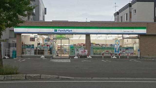 コンビニ　ファミリーマート札幌北8条東店（コンビニ）まで429m