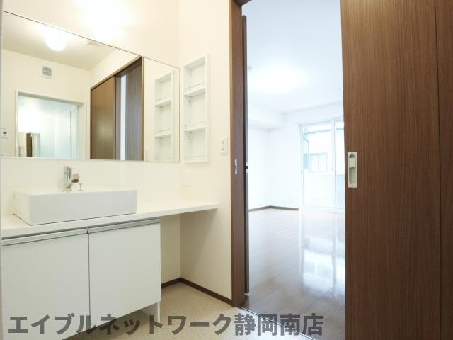 洗面設備　明るい洗面所です