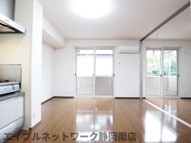 居室・リビング　こちらのリビングで趣味の時間をお楽しみください