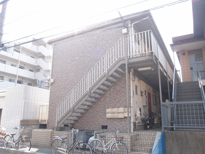 浦安市富士見のアパートの建物外観