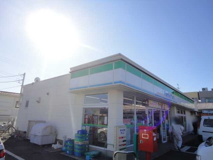 コンビニ　ファミリーマート川平一丁目店（コンビニ）まで900m
