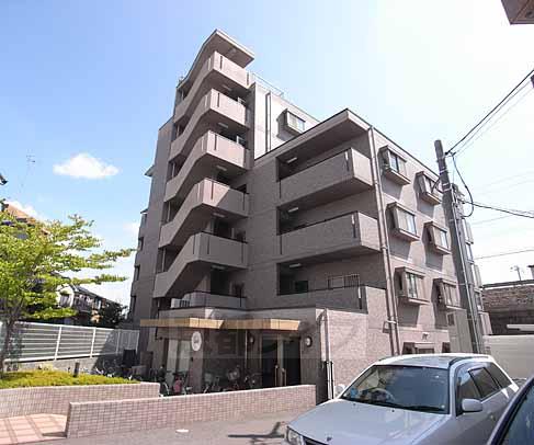 京都市西京区上桂前田町のマンションの建物外観