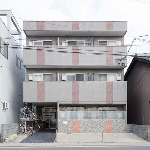 京都市南区東九条中御霊町のマンションの建物外観