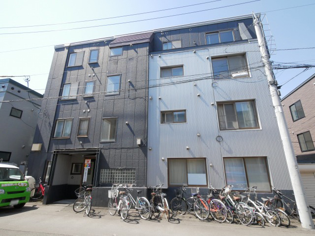 札幌市中央区南十条西のマンションの建物外観