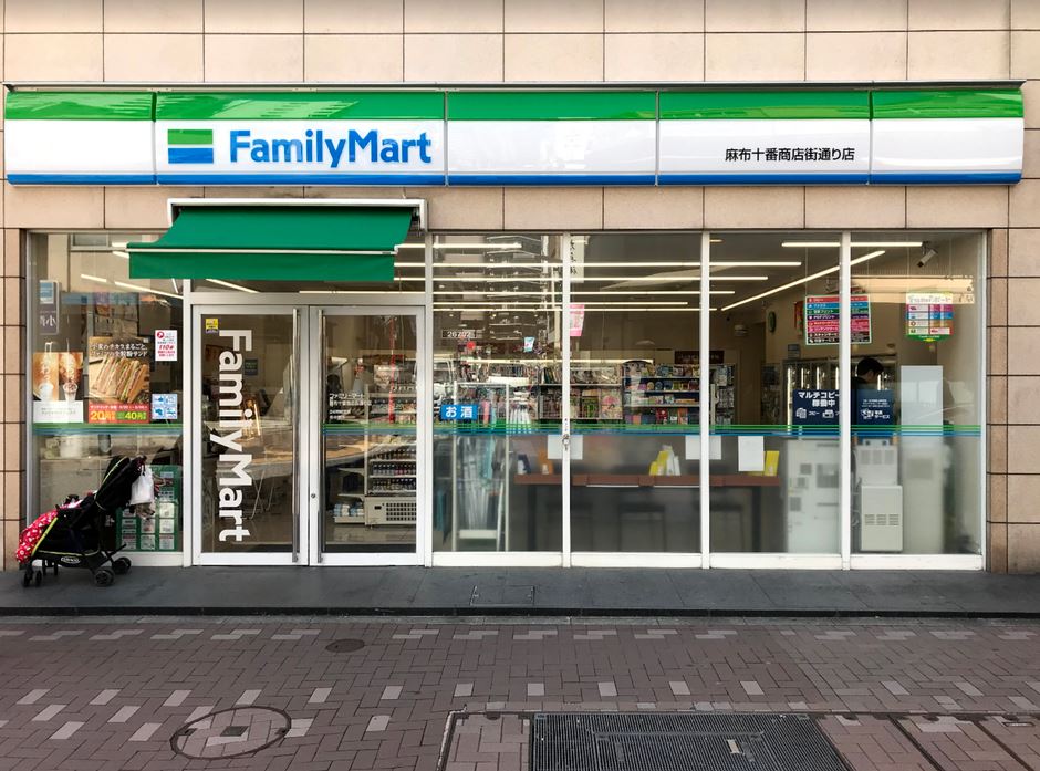 コンビニ　ファミリーマート麻布十番商店街通り店（コンビニ）まで57m