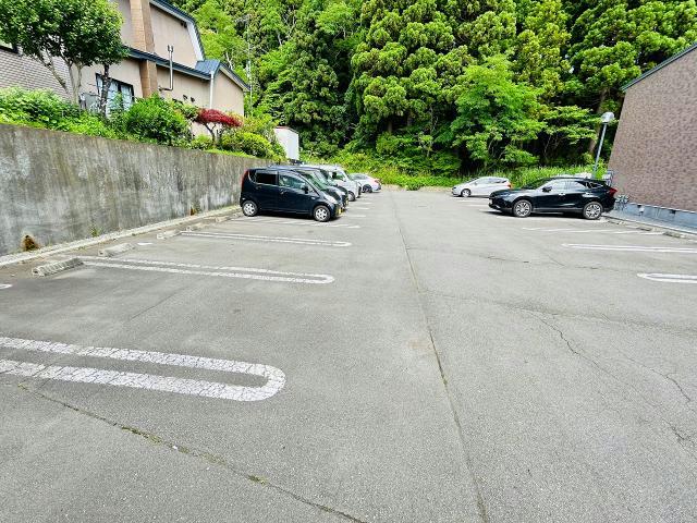 【函館市戸倉町のアパートの駐車場】