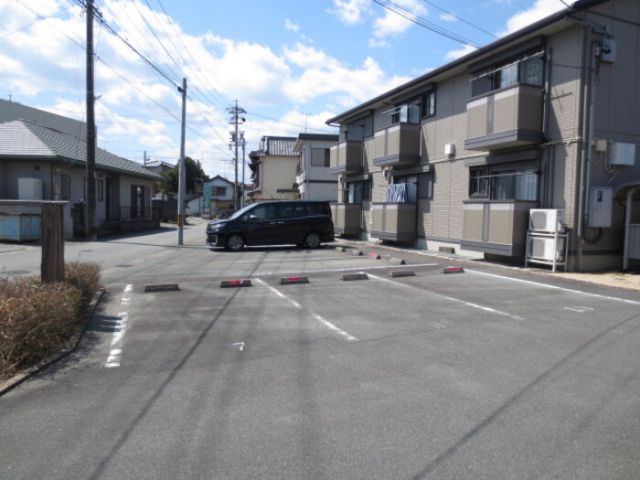 【松阪市茶与町のアパートの駐車場】