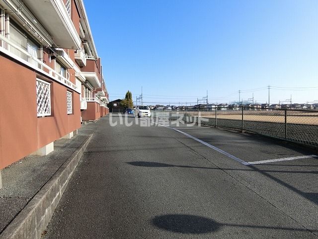 【津市一身田平野のアパートの駐車場】