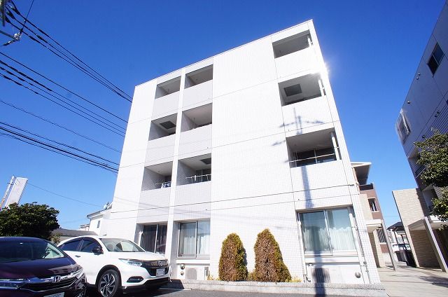 狭山市祇園のマンションの建物外観