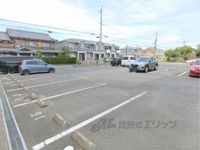 【近江八幡市西本郷町のアパートの駐車場】