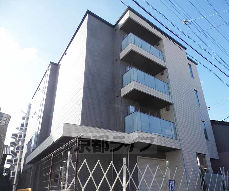 【京都市中京区西ノ京小倉町のマンションの建物外観】