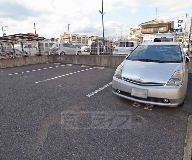 【マーベラス椥辻の駐車場】