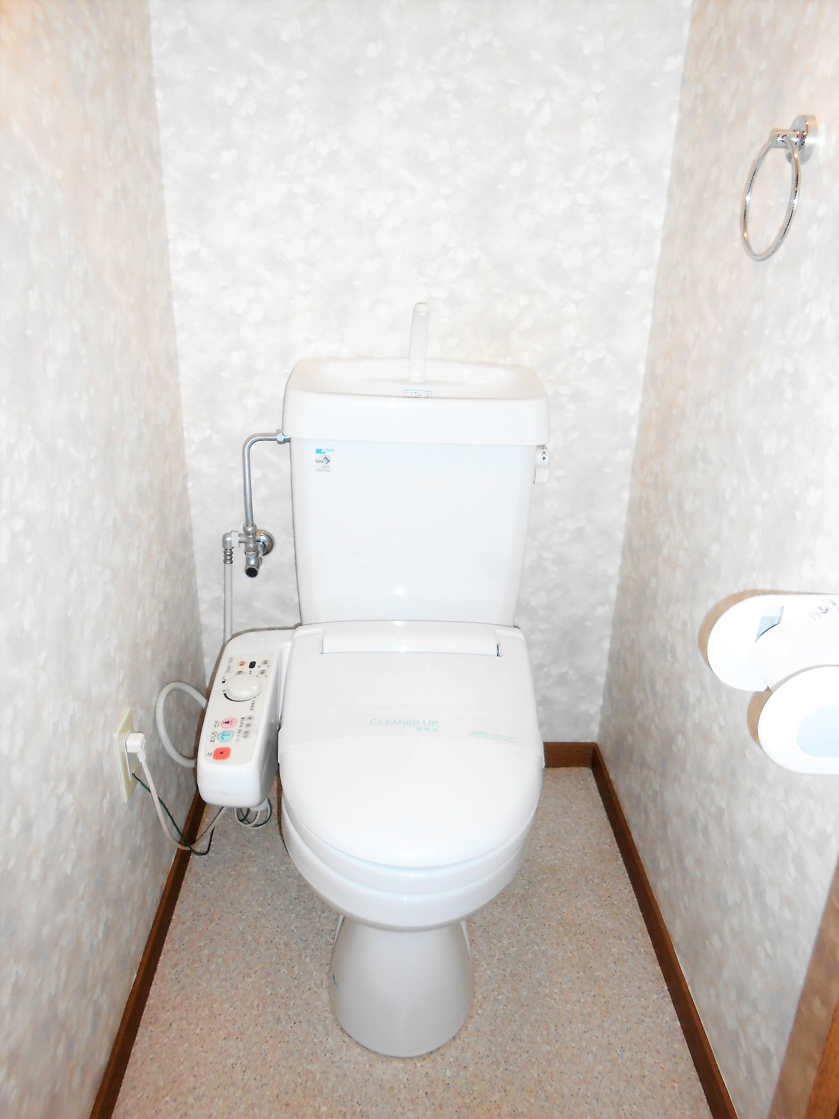 トイレ　ウォシュレットトイレ付き。