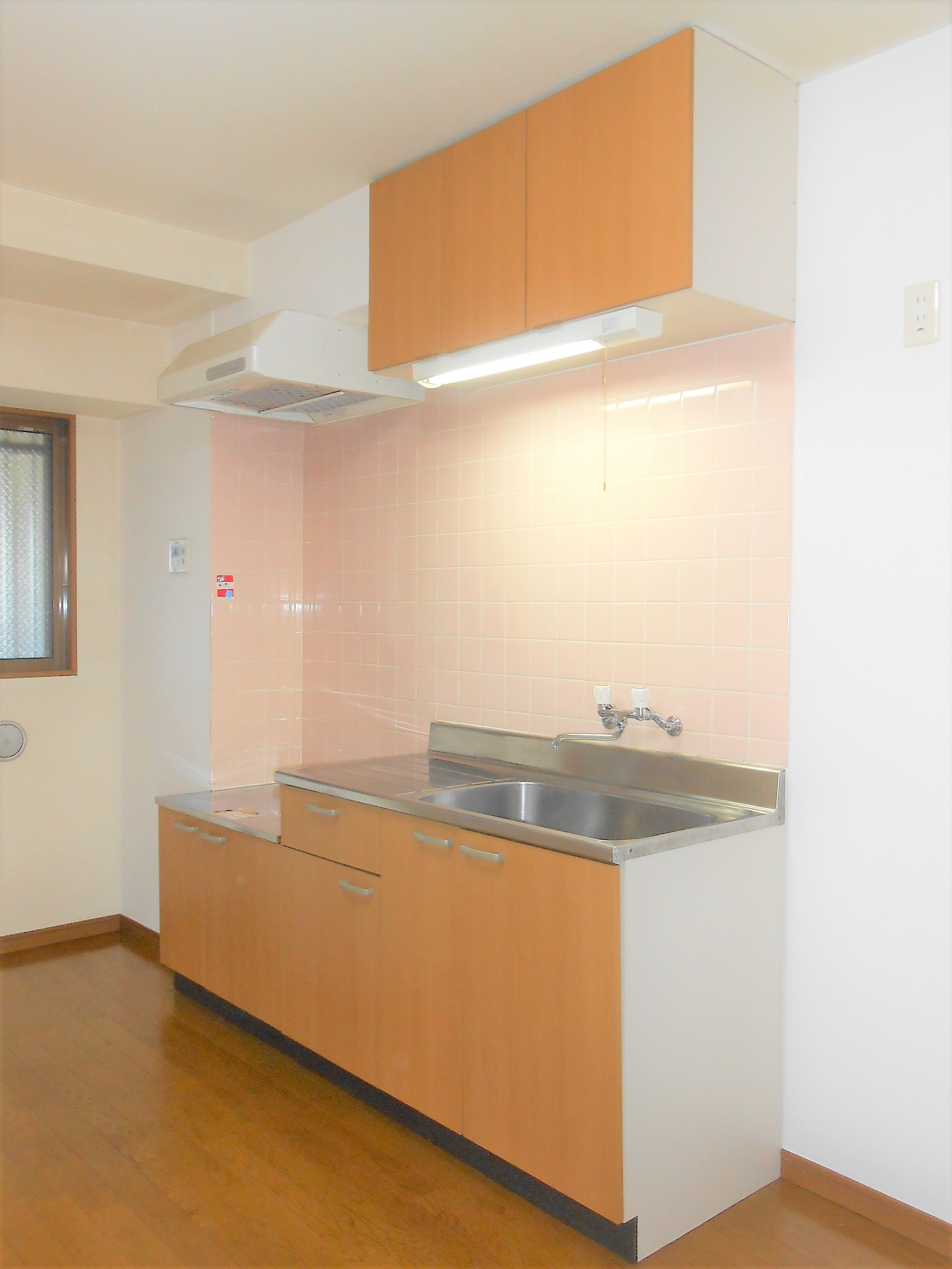 キッチン　独立型のキッチンです。窓もあり換気できますね！