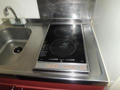 キッチン　２口電気コンロ付流し台。