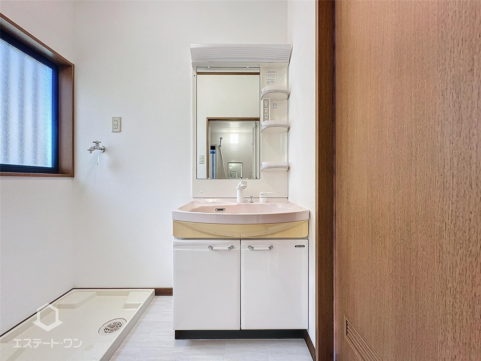 洗面設備　便利なシャワー付きの洗面台です