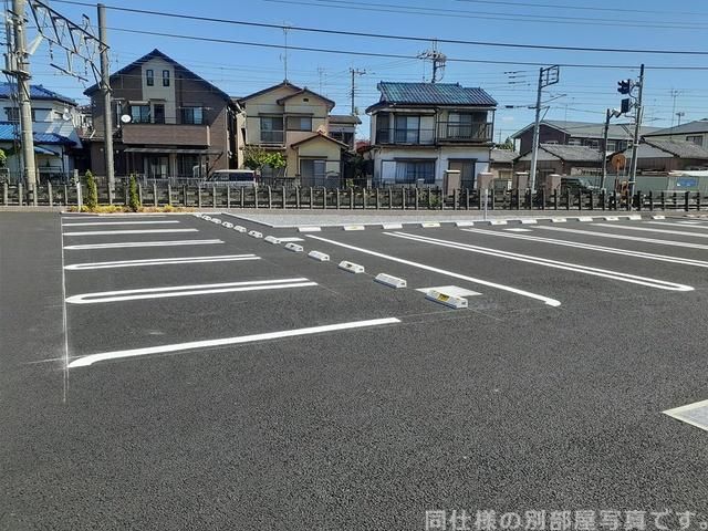 【ヒカルサ　甲府蓬沢の駐車場】