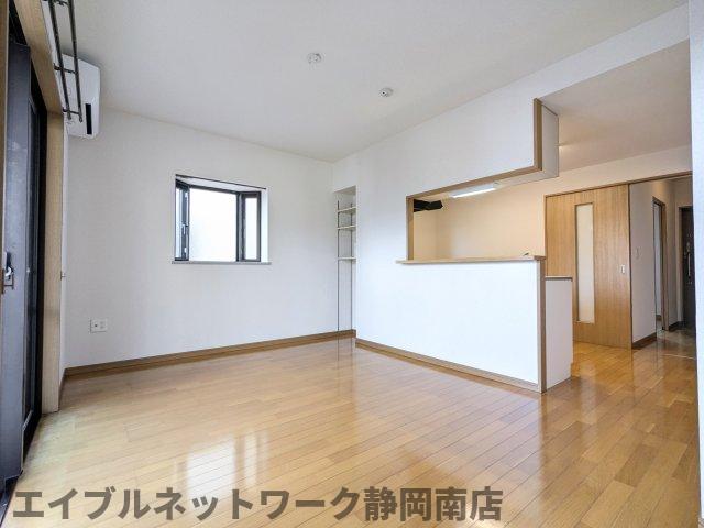 居室・リビング　こちらのリビングで趣味の時間をお楽しみください