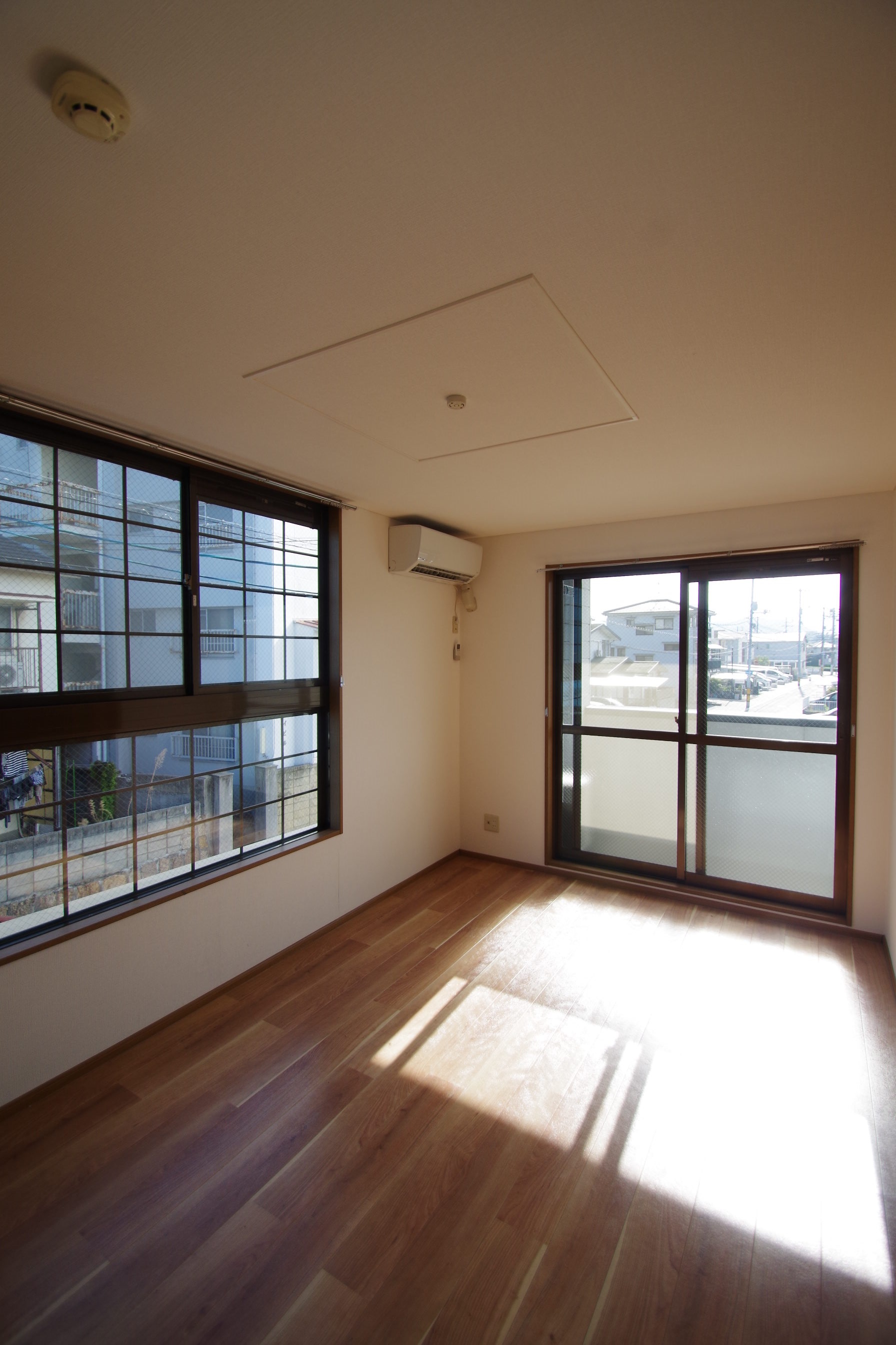 居室・リビング　2面の窓から光が差し込みとても明るいお部屋です♪