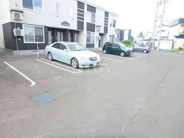 【旭川市秋月一条のアパートの駐車場】