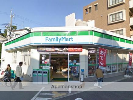 コンビニ　ファミリーマート（コンビニ）まで810m