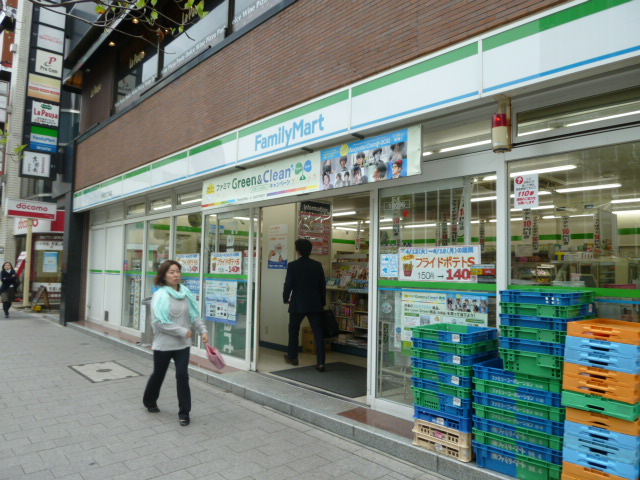 コンビニ　ファミリーマート赤坂二丁目店（コンビニ）まで137m