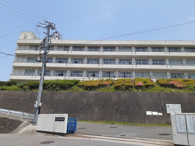 中学校　知多市立中部中学校（中学校）まで2077m
