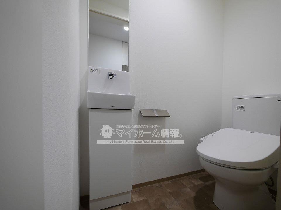 トイレ　トイレは快適な温水洗浄暖房便座付き