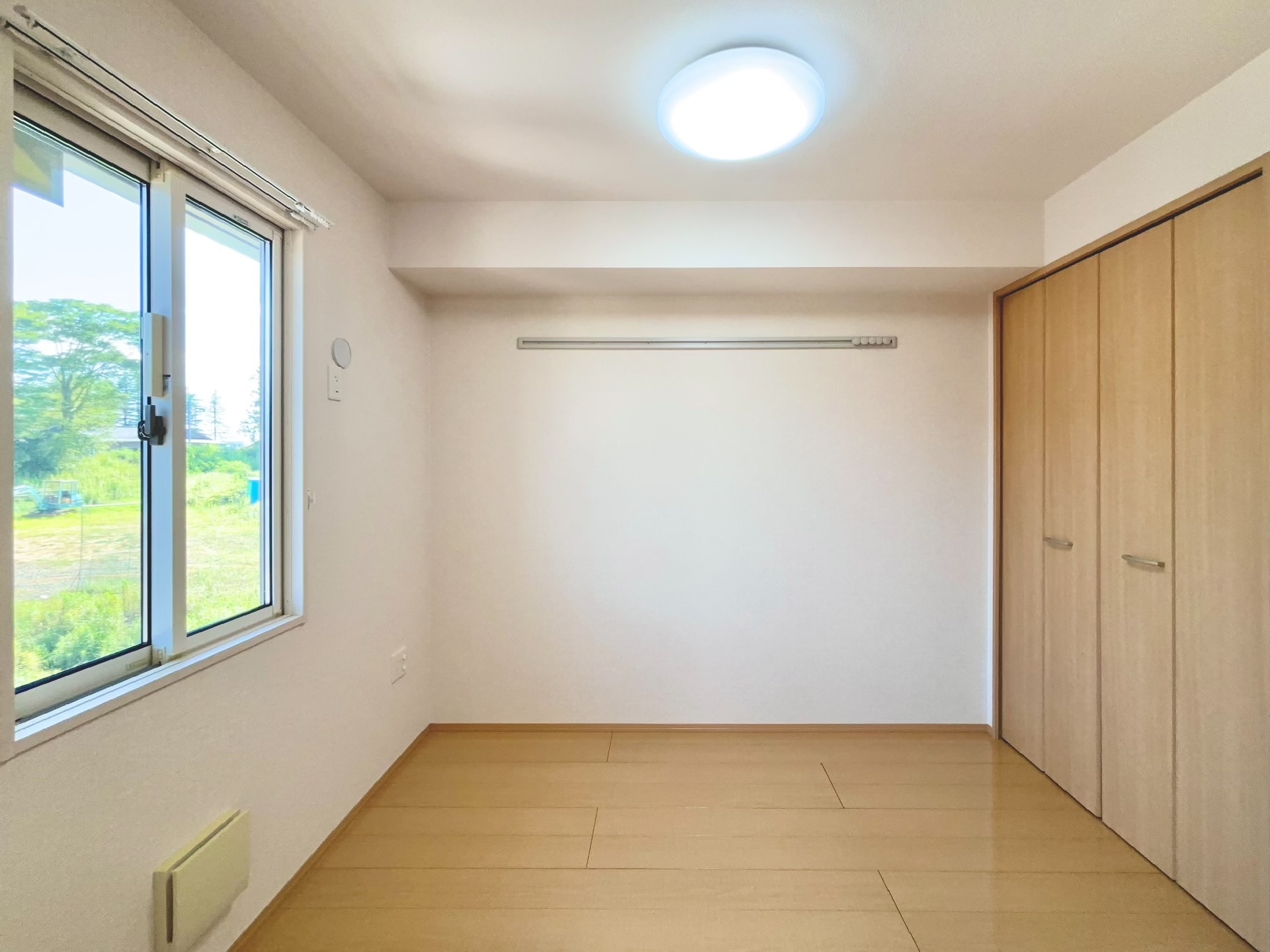 その他部屋・スペース　洋室部分・各種収納を備えた、明るいお部屋です♪