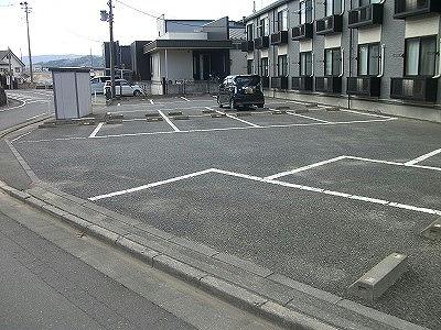 駐車場　1階フローリング、2階絨毯。