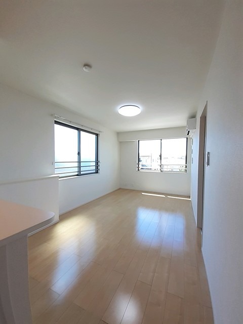 居室・リビング　エアコン完備の明るい室内です。